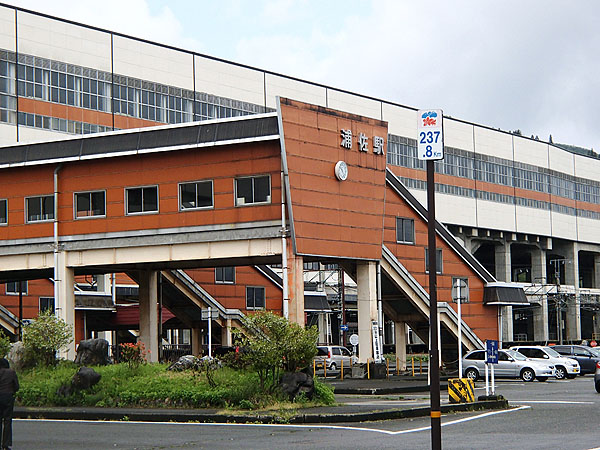 浦佐駅前を通過